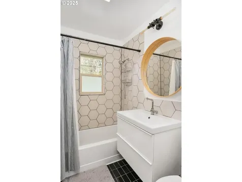 8629 NE Clackamas Street Portland OR 97220