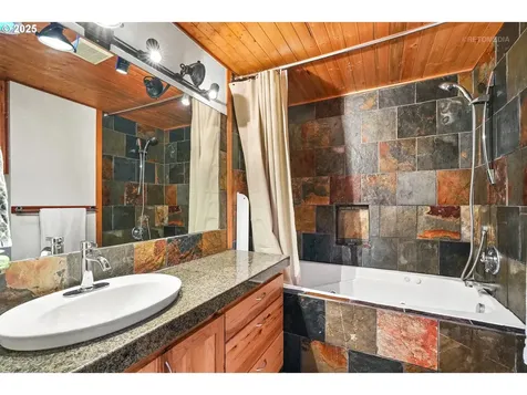 18761 SE El Camino Terrace Damascus OR 97089