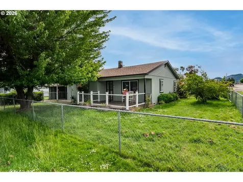 66 NW Cary Street Winston OR 97496