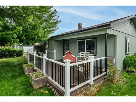 66 NW Cary Street Winston OR 97496