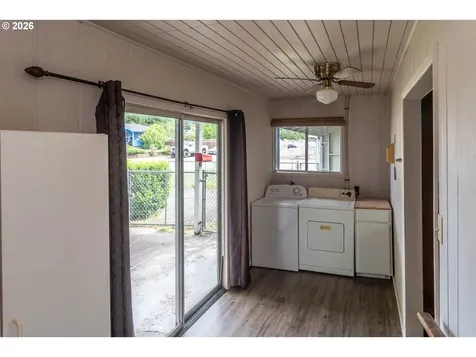 66 NW Cary Street Winston OR 97496