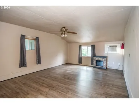 66 NW Cary Street Winston OR 97496
