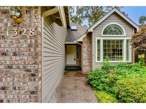 1328 Spyglass Drive Eugene OR 97401