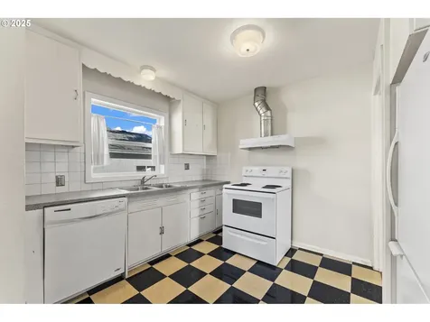 1157 SE 87th Avenue Portland OR 97216
