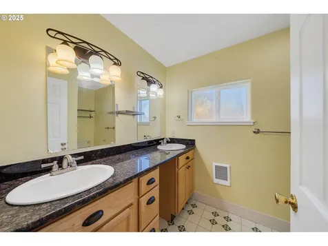 1209 6th Street Tillamook OR 97141