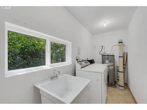 1209 6th Street Tillamook OR 97141