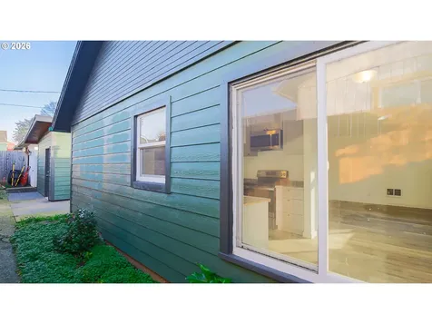 436 E 7th Street Coquille OR 97423