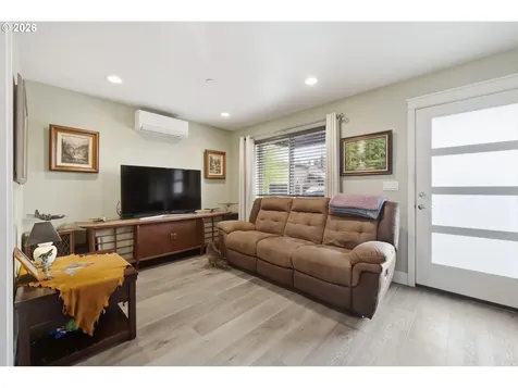 1308 E Main Street Cottage Grove OR 97424