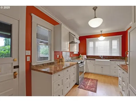 936 SE Sellwood Boulevard Portland OR 97202