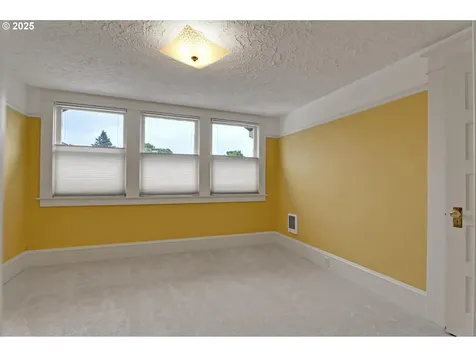 936 SE Sellwood Boulevard Portland OR 97202