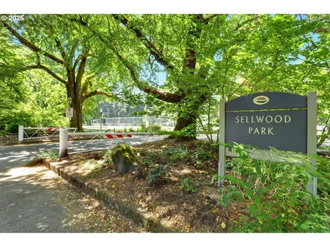 936 SE Sellwood Boulevard Portland OR 97202