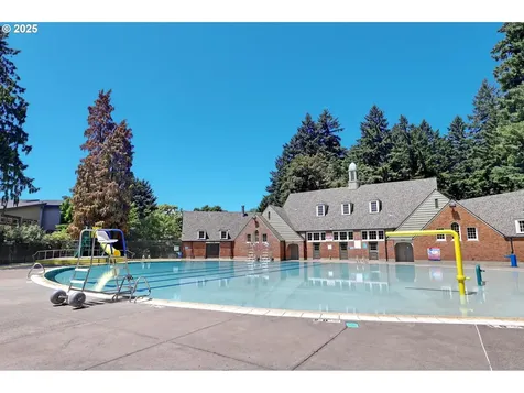 936 SE Sellwood Boulevard Portland OR 97202