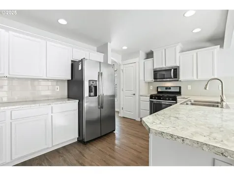 2684 Baines Boulevard Hubbard OR 97032