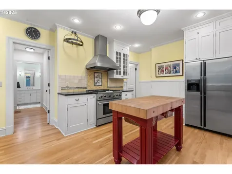 3454 NW Thurman Street Portland OR 97210