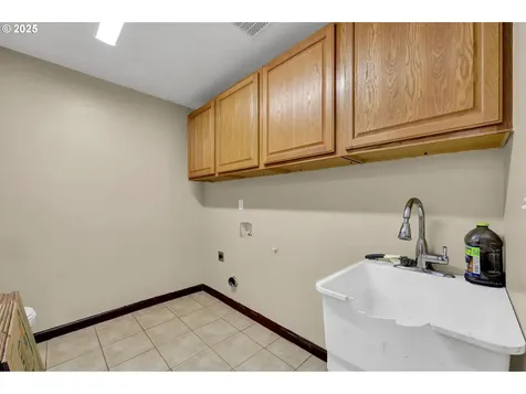 860 S 8th Street Harrisburg OR 97446