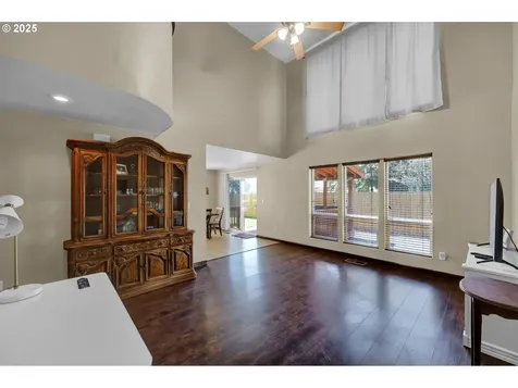 860 S 8th Street Harrisburg OR 97446