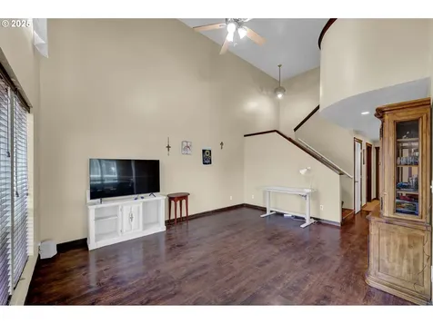 860 S 8th Street Harrisburg OR 97446