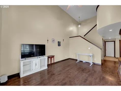 860 S 8th Street Harrisburg OR 97446