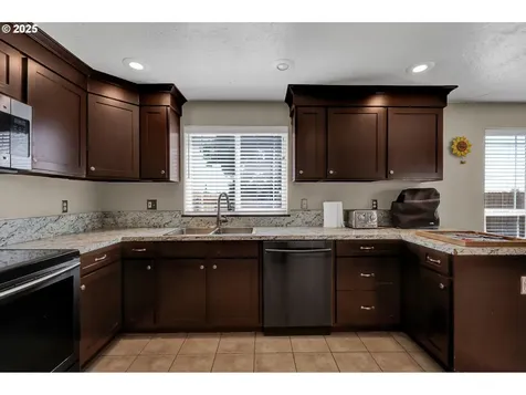 860 S 8th Street Harrisburg OR 97446
