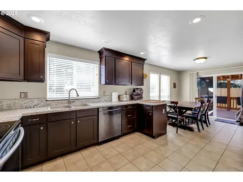 860 S 8th Street Harrisburg OR 97446
