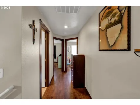 860 S 8th Street Harrisburg OR 97446
