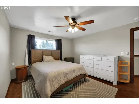 860 S 8th Street Harrisburg OR 97446