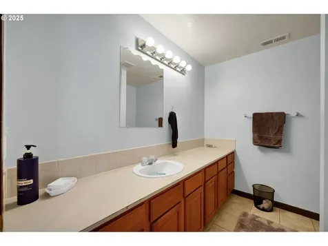 860 S 8th Street Harrisburg OR 97446
