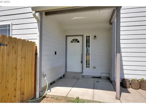 860 S 8th Street Harrisburg OR 97446