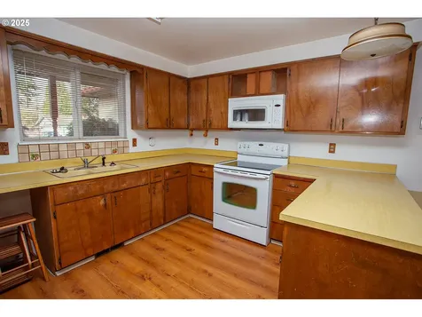 677 Laksonen Loop Springfield OR 97478