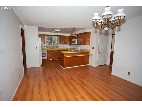 677 Laksonen Loop Springfield OR 97478