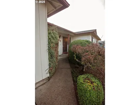 677 Laksonen Loop Springfield OR 97478