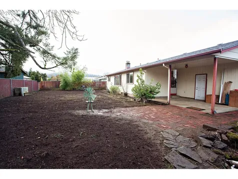 677 Laksonen Loop Springfield OR 97478