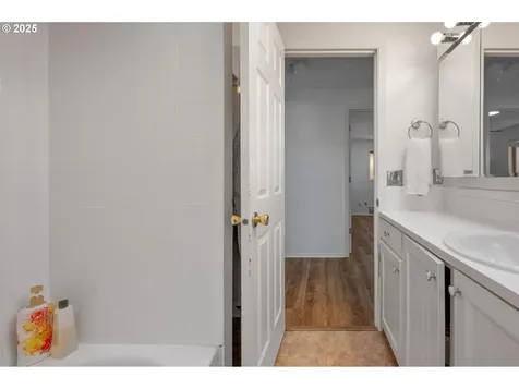11144 NE Knott Street Portland OR 97220