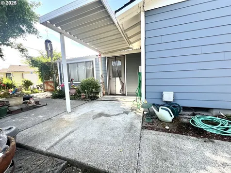 1527 Country Club Circle Woodburn OR 97071