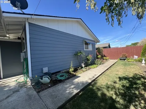 1527 Country Club Circle Woodburn OR 97071