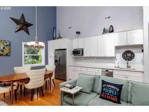 4905 NW Kahneeta Court Portland OR 97229