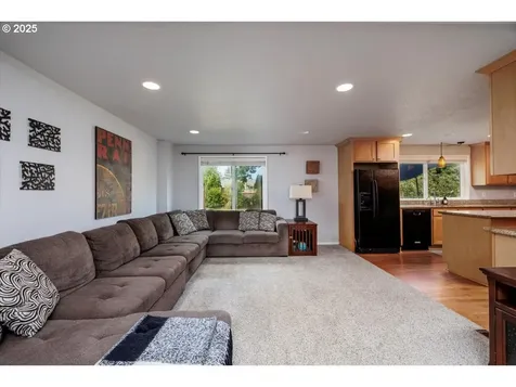 4905 NW Kahneeta Court Portland OR 97229