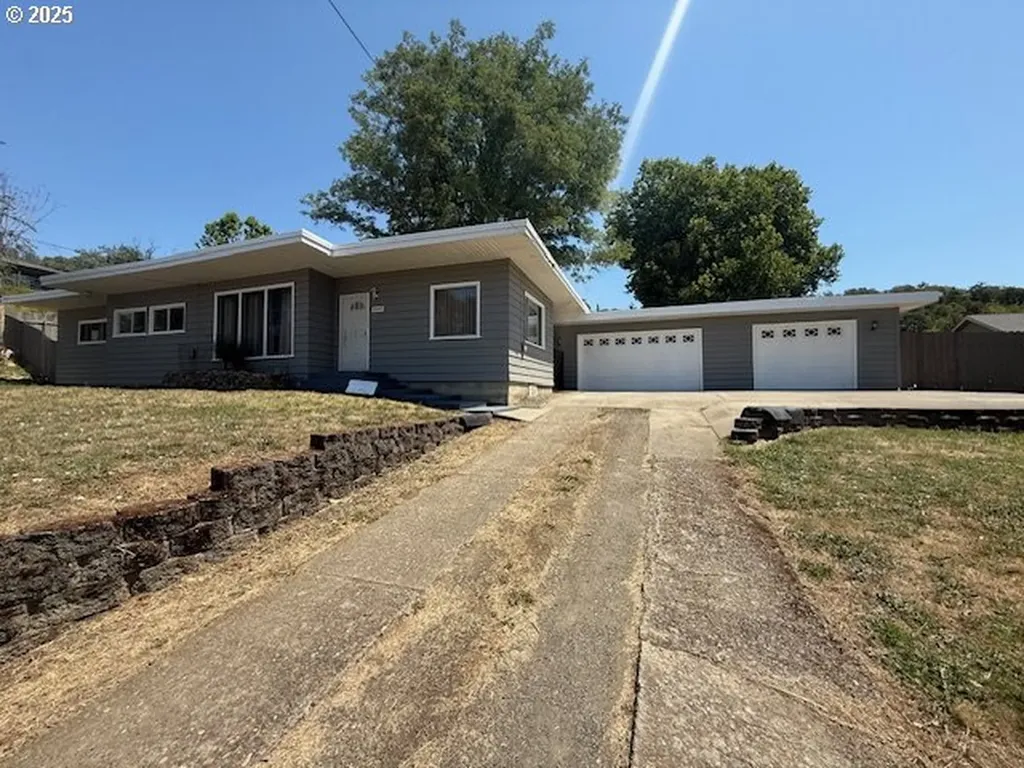 2297 NE Vine Street Roseburg OR 97470