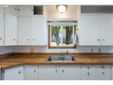 2297 NE Vine Street Roseburg OR 97470