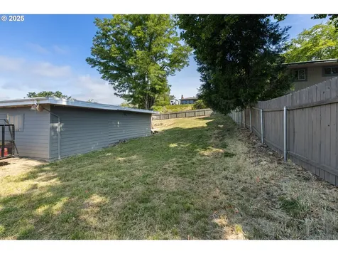 2297 NE Vine Street Roseburg OR 97470