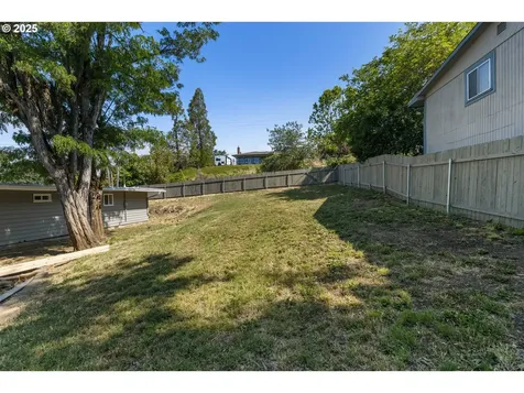 2297 NE Vine Street Roseburg OR 97470