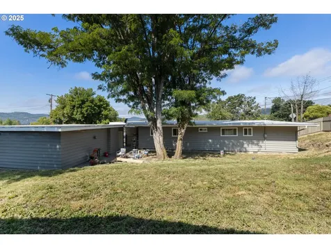 2297 NE Vine Street Roseburg OR 97470