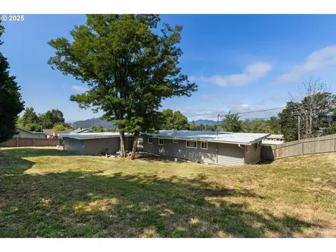 2297 NE Vine Street Roseburg OR 97470