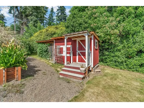 8025 SW Schiller Road Portland OR 97225
