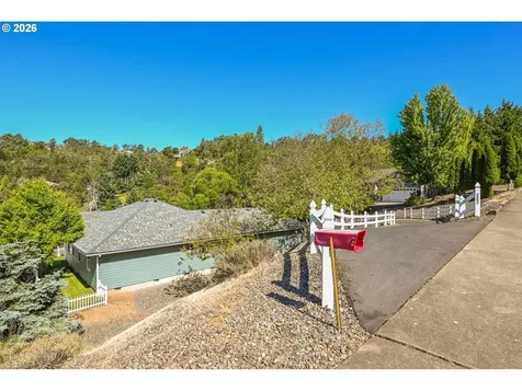 2804 NW Daysha Drive Roseburg OR 97471