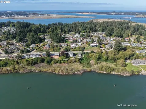 1368 Bayview Street North Bend OR 97459