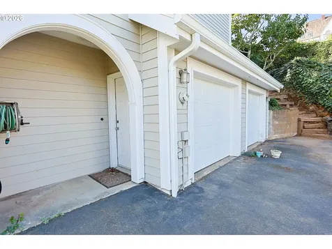 1368 Bayview Street North Bend OR 97459