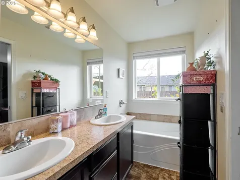 2922 Oxford Street Woodburn OR 97071