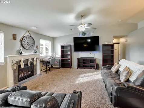 2922 Oxford Street Woodburn OR 97071