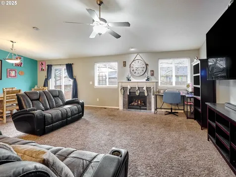 2922 Oxford Street Woodburn OR 97071